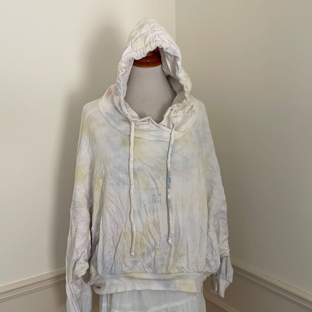 Light tie-dye angel arm thin sweatshirt by young fabulous and broke size M/L